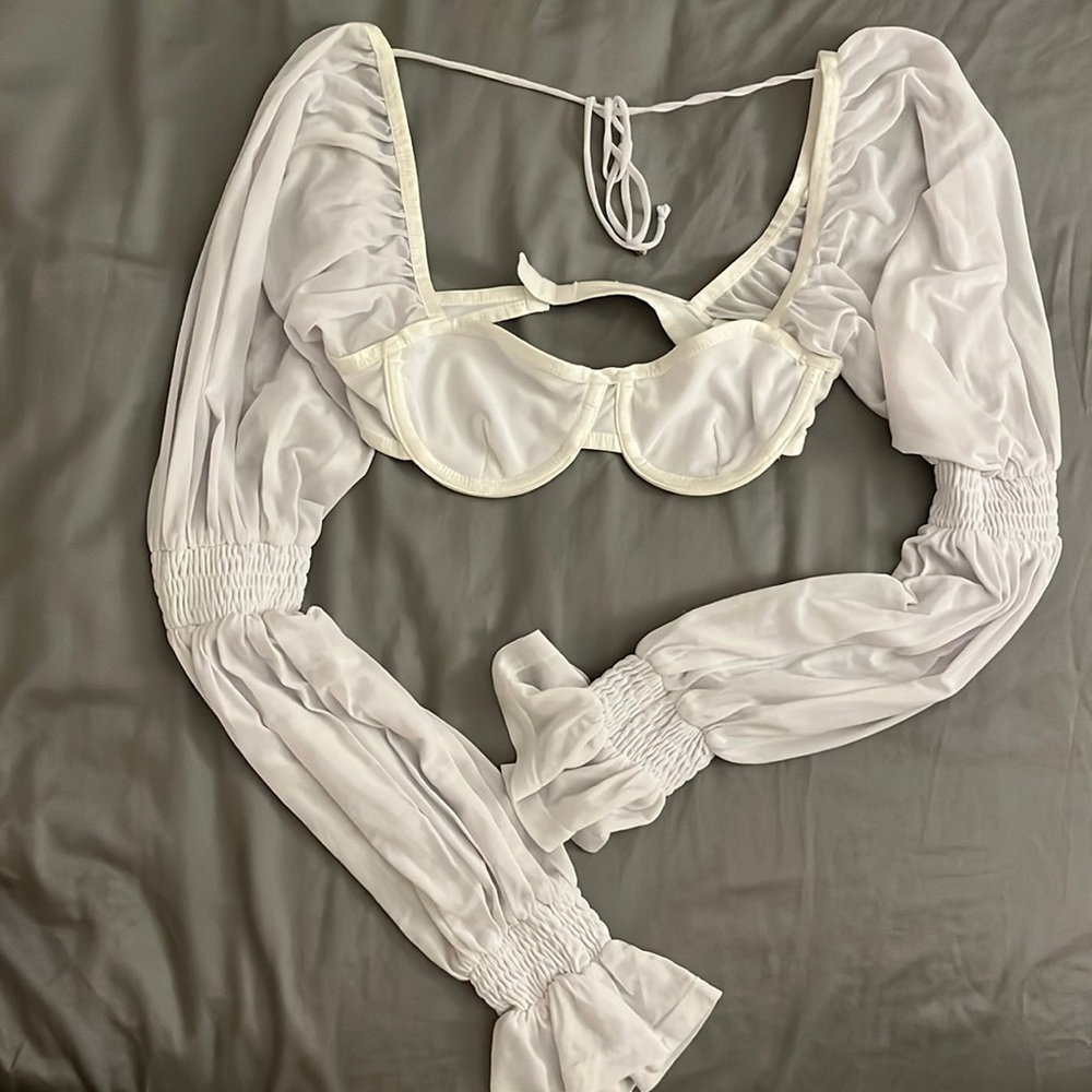 Bralette going out top w/ mesh sleeves 🤍